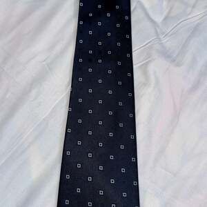 Oleg Cassini Italian  Silk finished microfiber  Dotted Diamond Geometric Men's T
